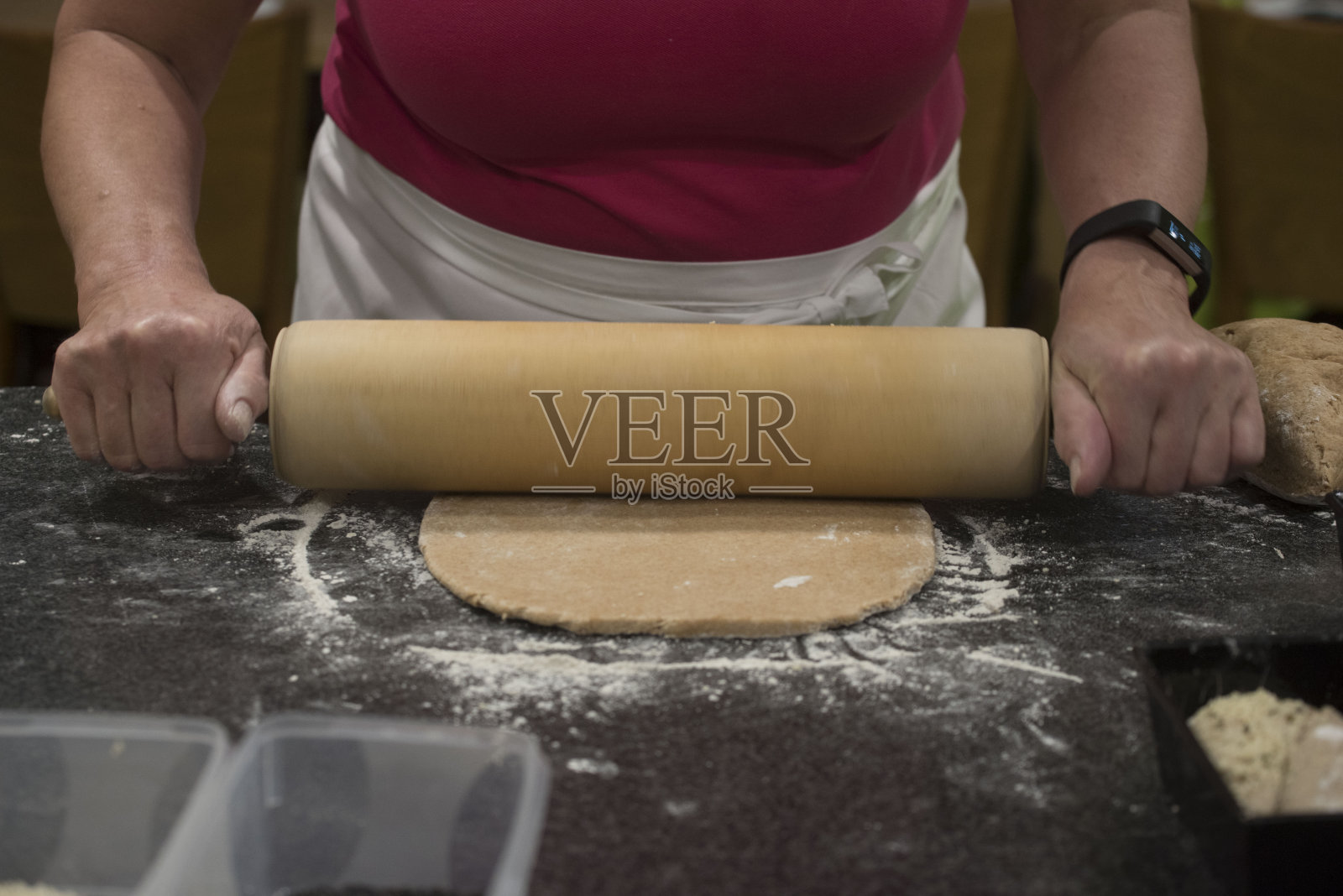 女人用擀面杖擀面团照片摄影图片