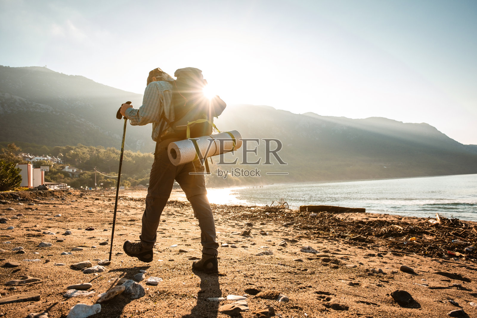 老人行走的自然照片摄影图片
