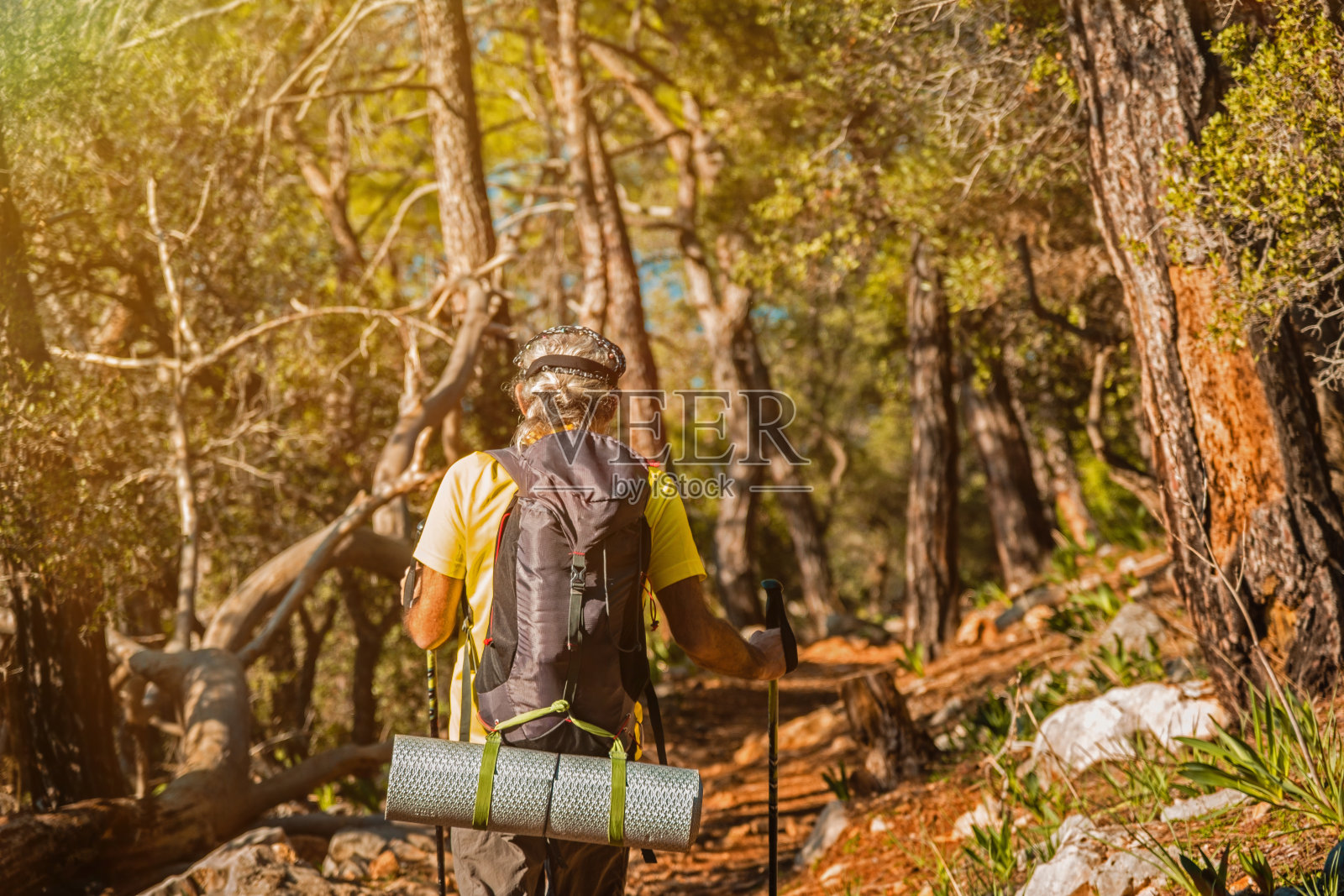 独自在大自然中跋涉照片摄影图片