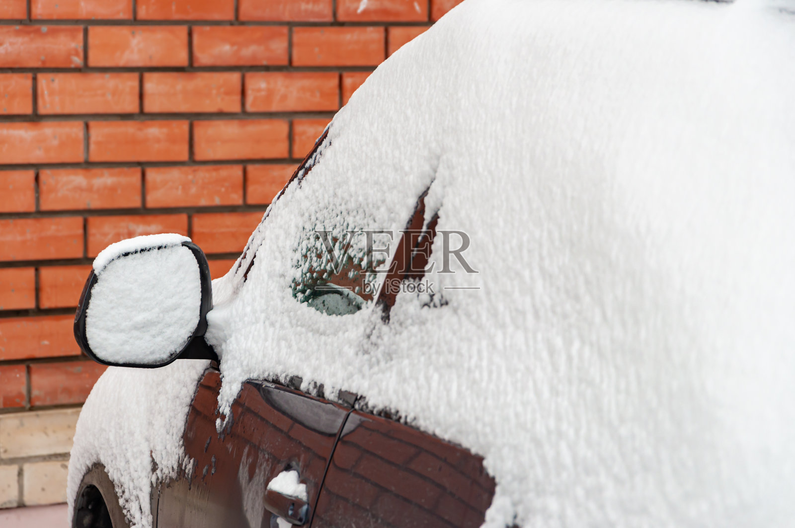 一辆被雪覆盖的汽车的特写照片摄影图片