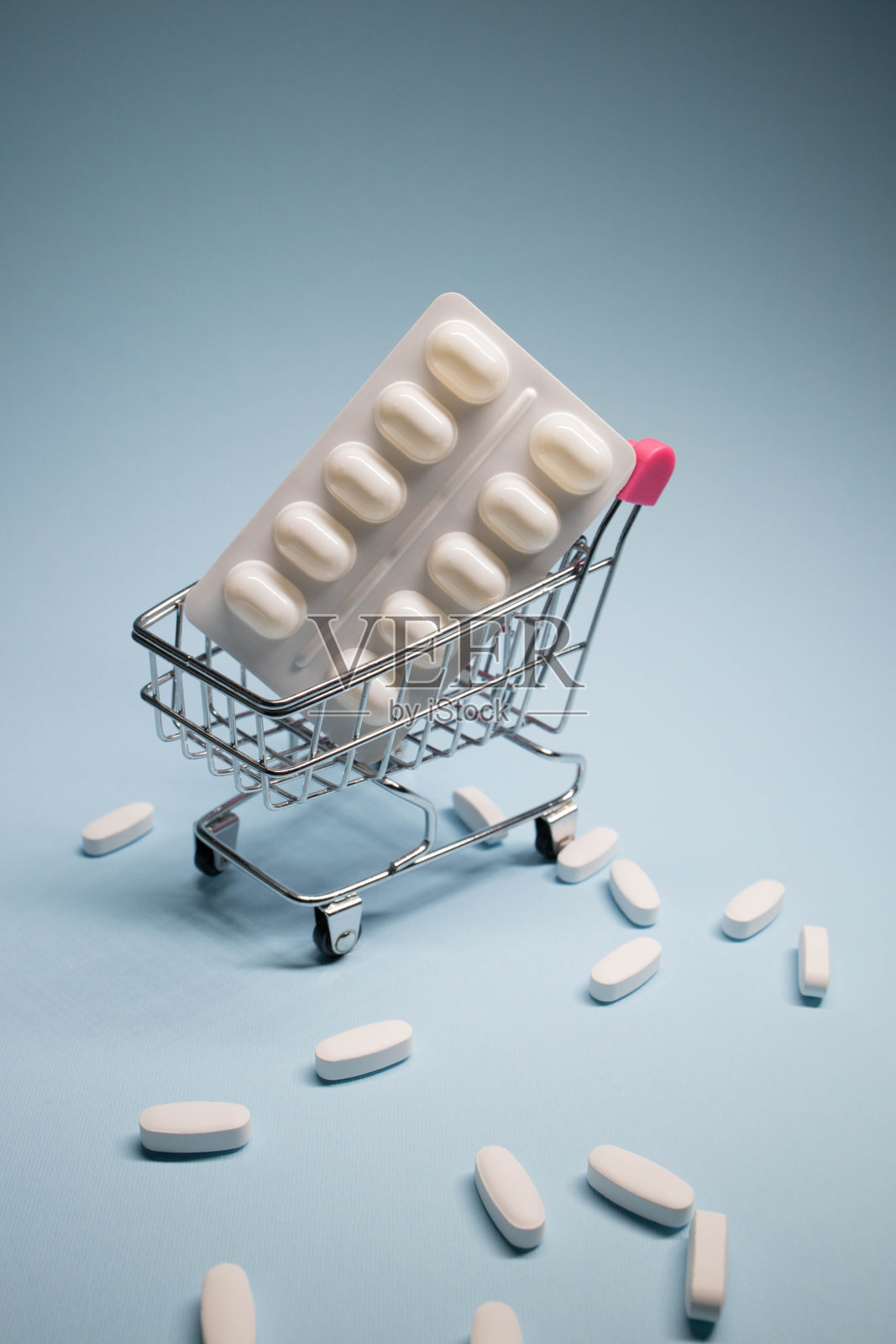 购物篮和药片。网上买药的概念，医疗器械的交付照片摄影图片