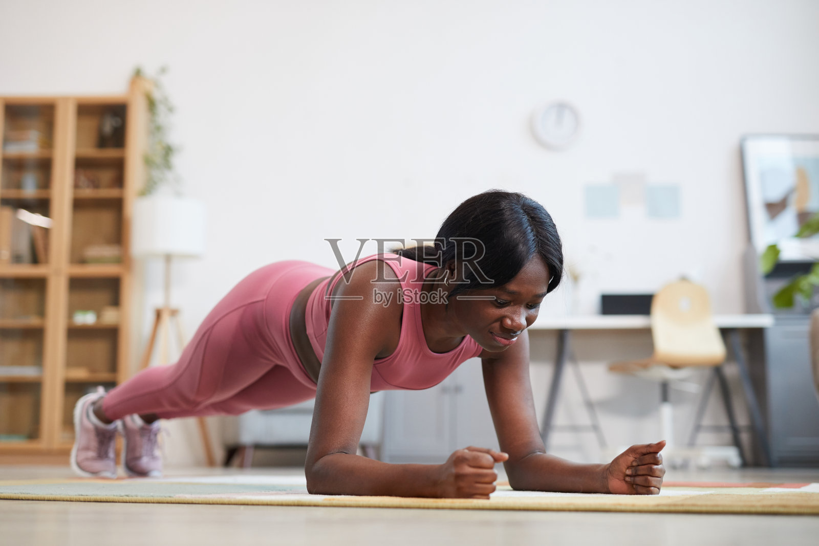 年轻的非裔美国妇女在家锻炼照片摄影图片