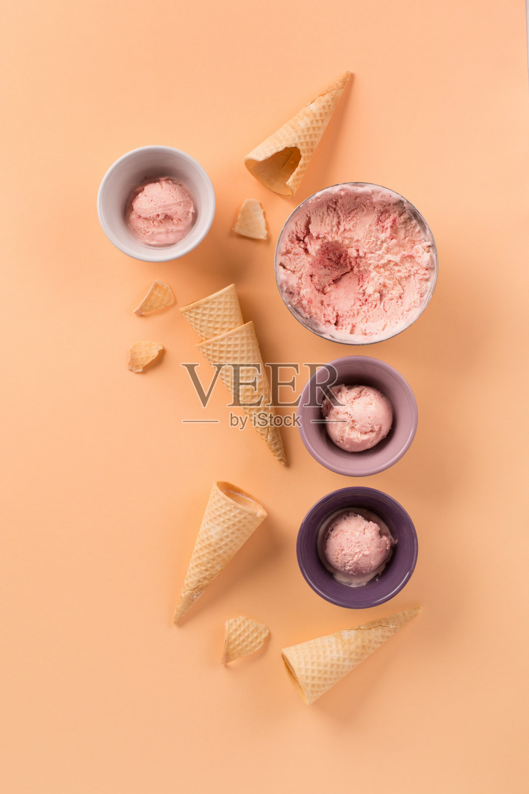 自制酸奶草莓冰淇淋，淡粉色背景上的甜华夫筒。照片摄影图片