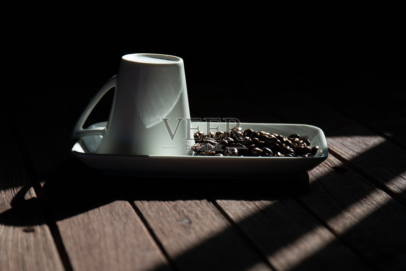 咖啡制作过程中提供了咖啡豆和咖啡杯。照片摄影图片