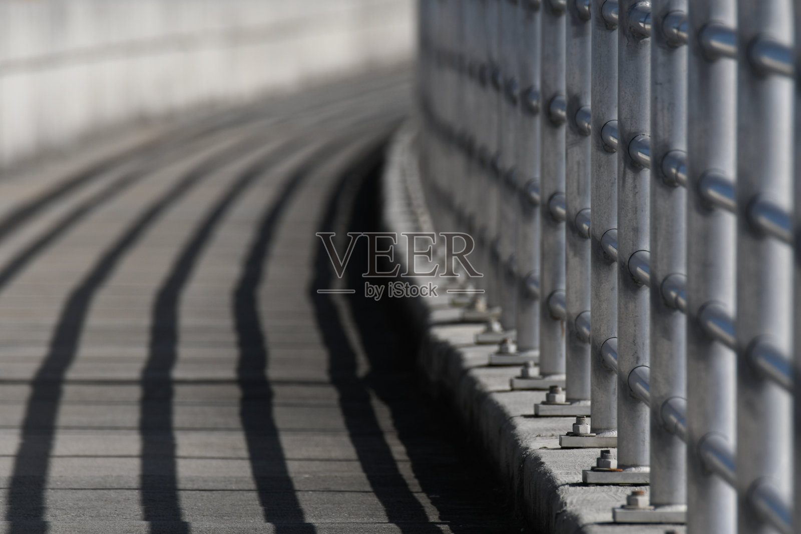 桥上的小路照片摄影图片