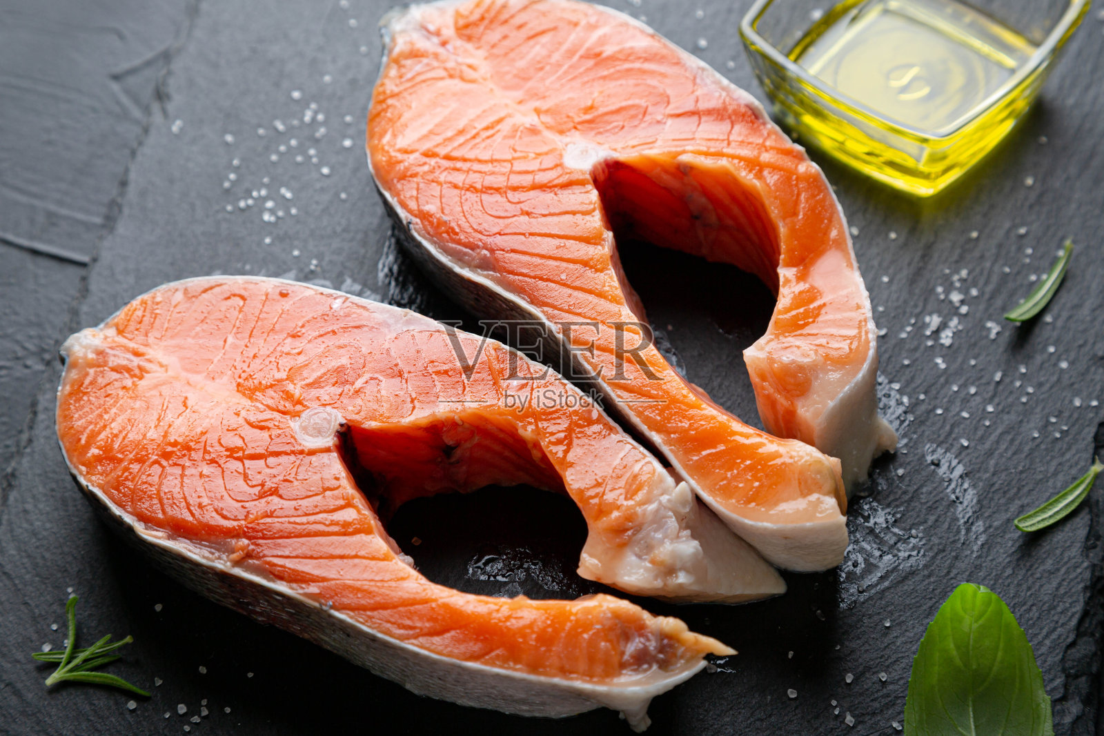 加香料和香草的新鲜鳟鱼块照片摄影图片