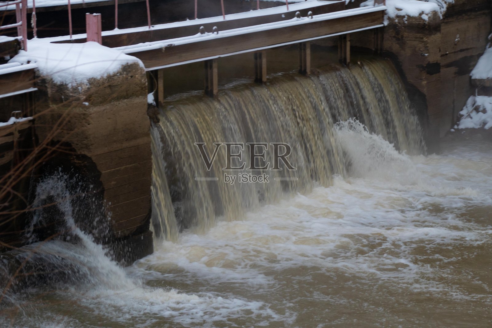 莫斯科冬季的大坝清洗水照片摄影图片
