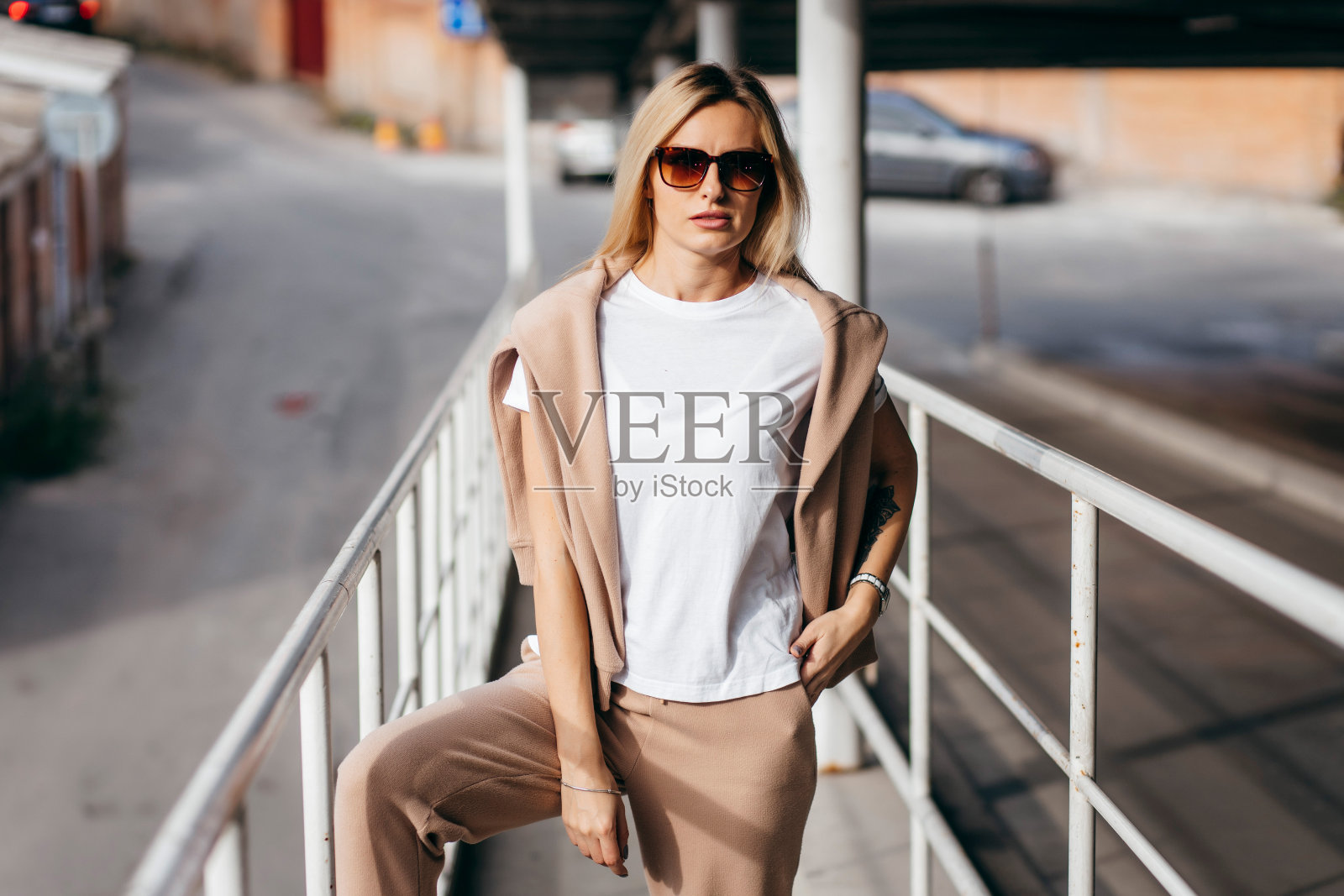 穿着白色t恤，戴着眼镜的金发美女照片摄影图片