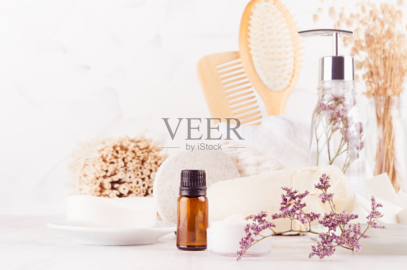 新鲜洁净的白色化妆品和天然美容配件的皮肤清洁，身体护理与紫罗兰干花在白色木桌，特写。照片摄影图片