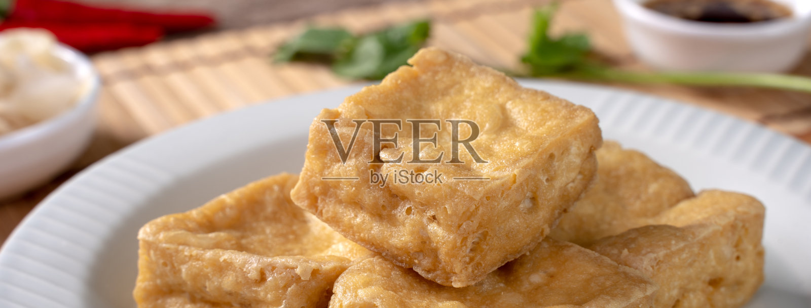 油炸臭豆腐配酸菜是台湾的街头小吃。照片摄影图片