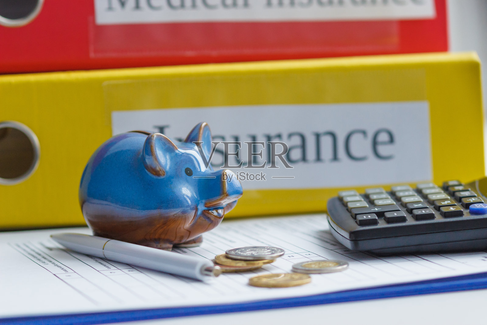 干净的保险表格，存钱罐，计算器和钱照片摄影图片