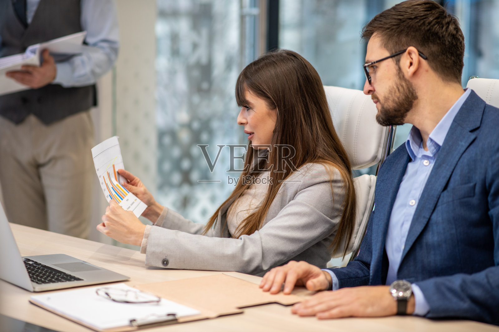 两个同事在研究数据。照片摄影图片