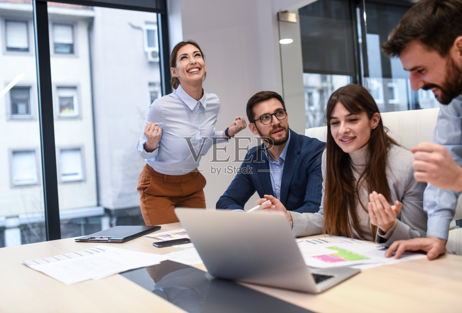 年轻员工在办公室做数据分析。照片摄影图片