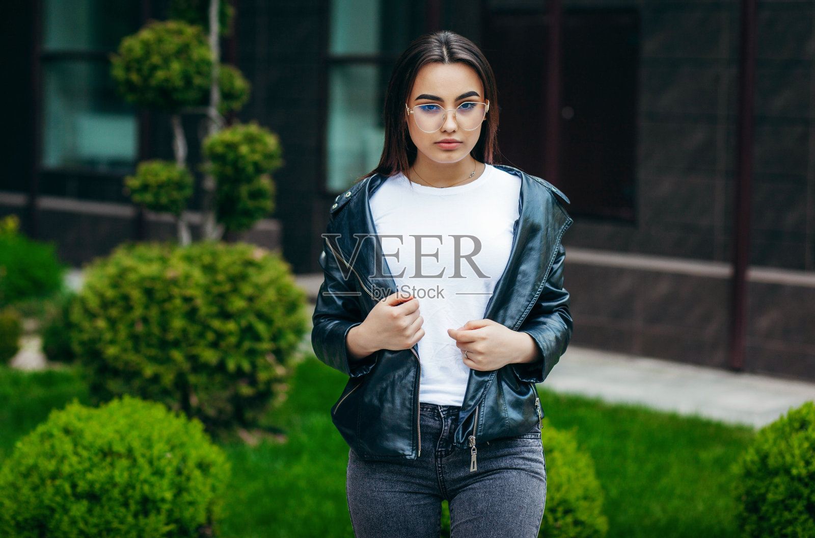 穿着白色t恤，戴着眼镜的时髦女孩照片摄影图片