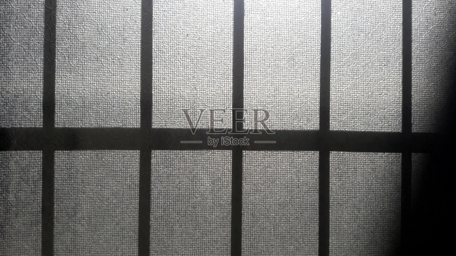 有图案的旧玻璃窗，早晨的阳光照进来照片摄影图片