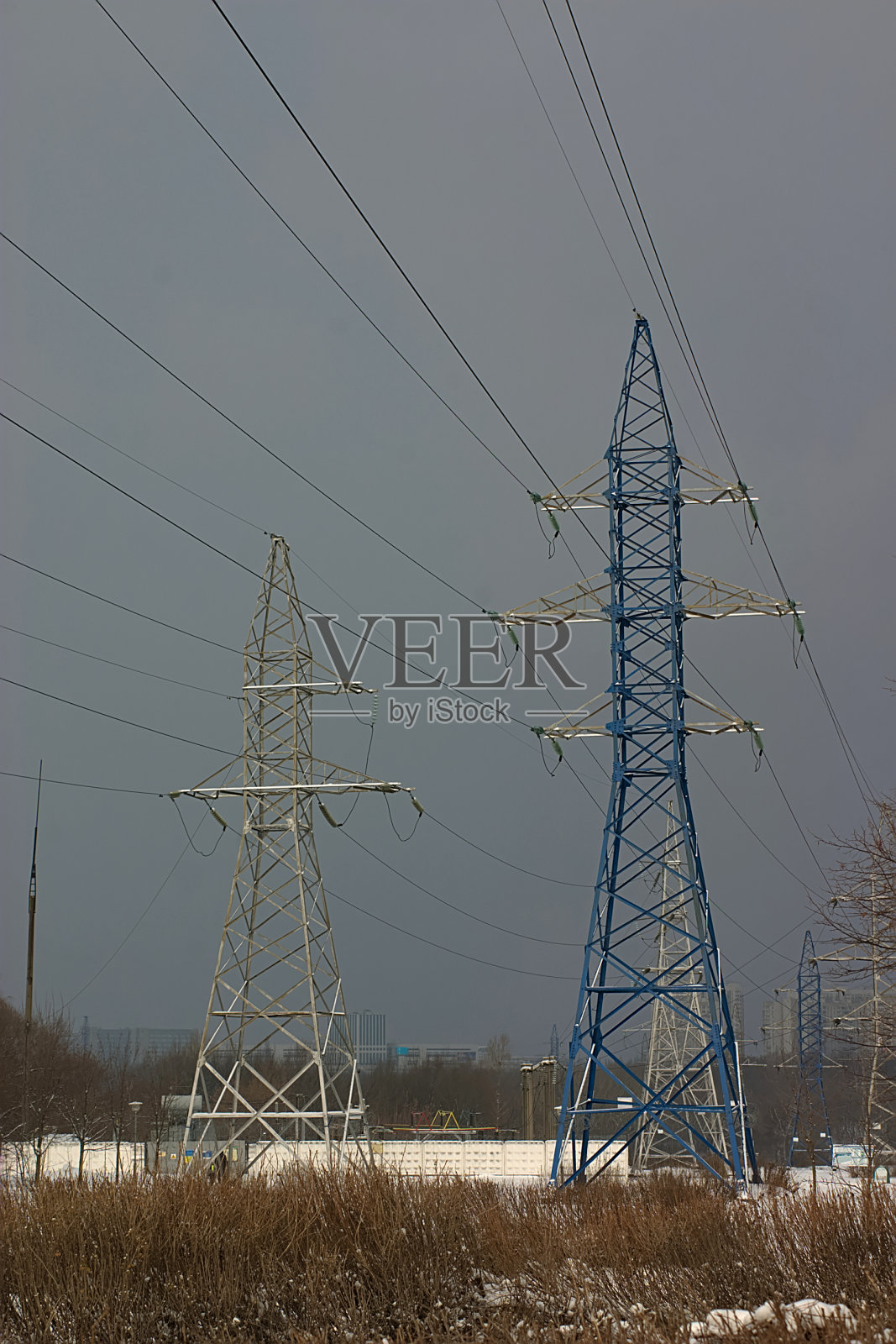 冬季的天空衬托着电线杆子照片摄影图片