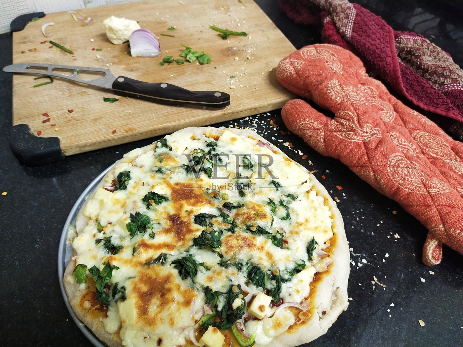 自制蔬菜披萨照片摄影图片