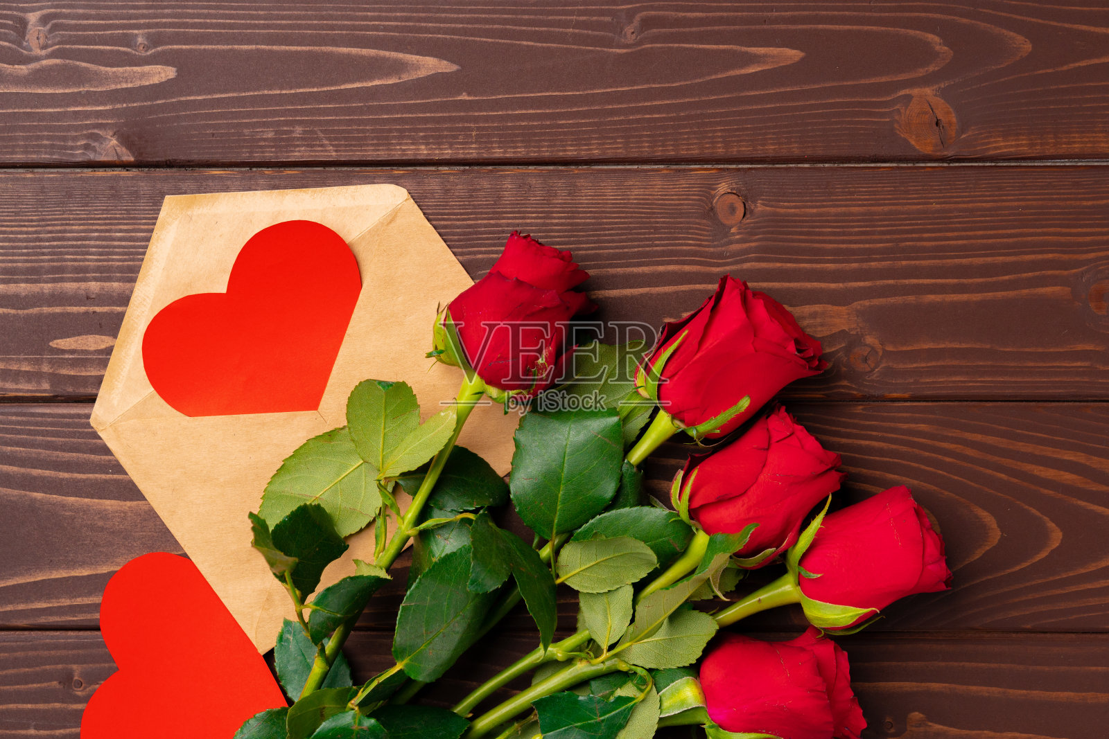 玫瑰花束和信封俯视图照片摄影图片