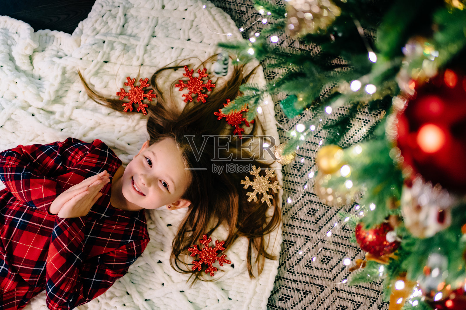 带着玩具的小女孩在圣诞树下等待圣诞老人照片摄影图片