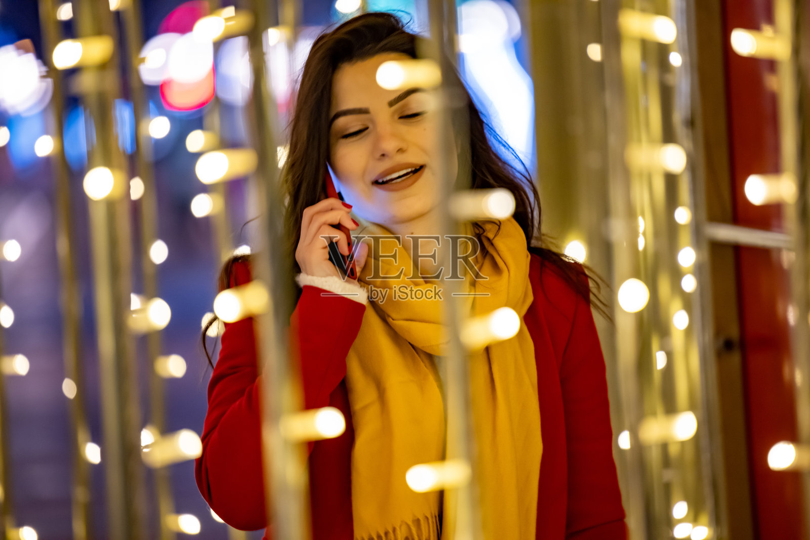 打电话的时候周围都是圣诞装饰照片摄影图片