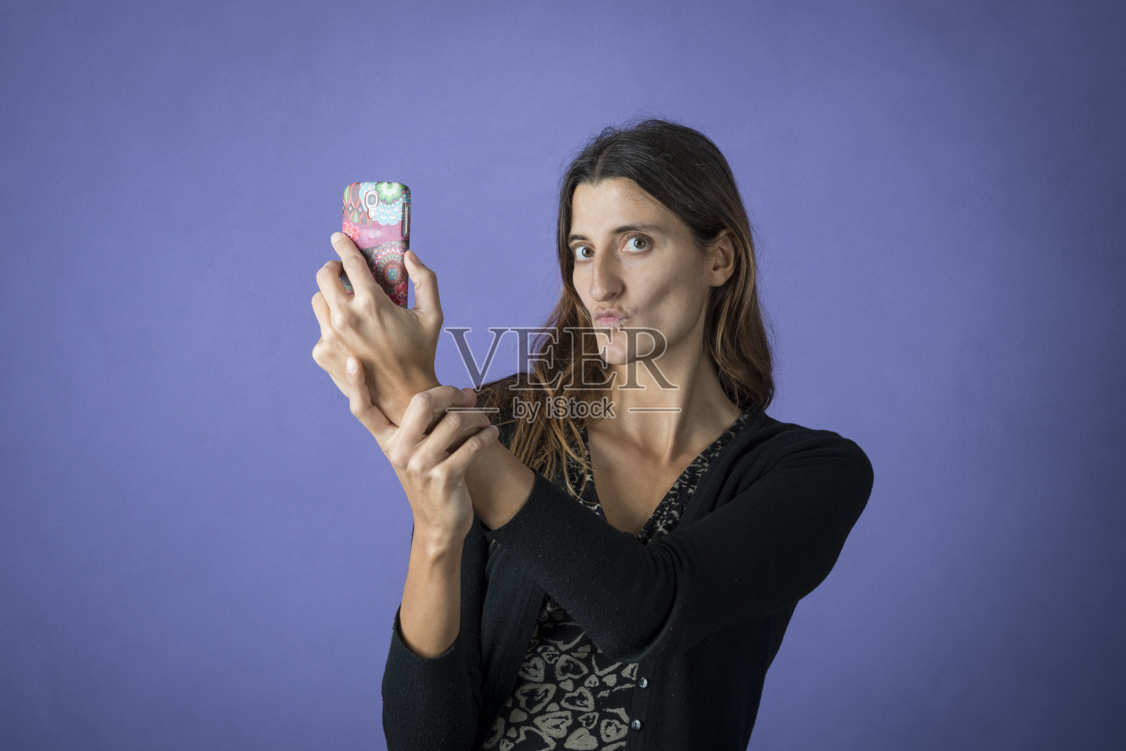 年轻女子在用手机自拍照片摄影图片