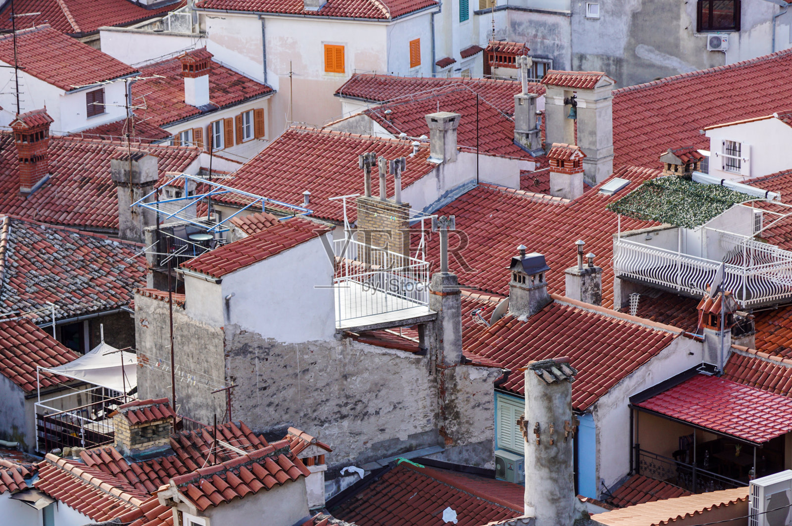 屋顶。杜布罗夫尼克老城的瓦片屋顶和风景优美的天际线，从周围的墙壁上拍摄，照片摄影图片