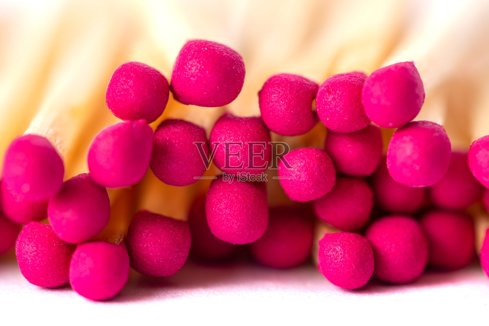 带硫磺的木制火柴，用来点燃孤立在白色上的火照片摄影图片