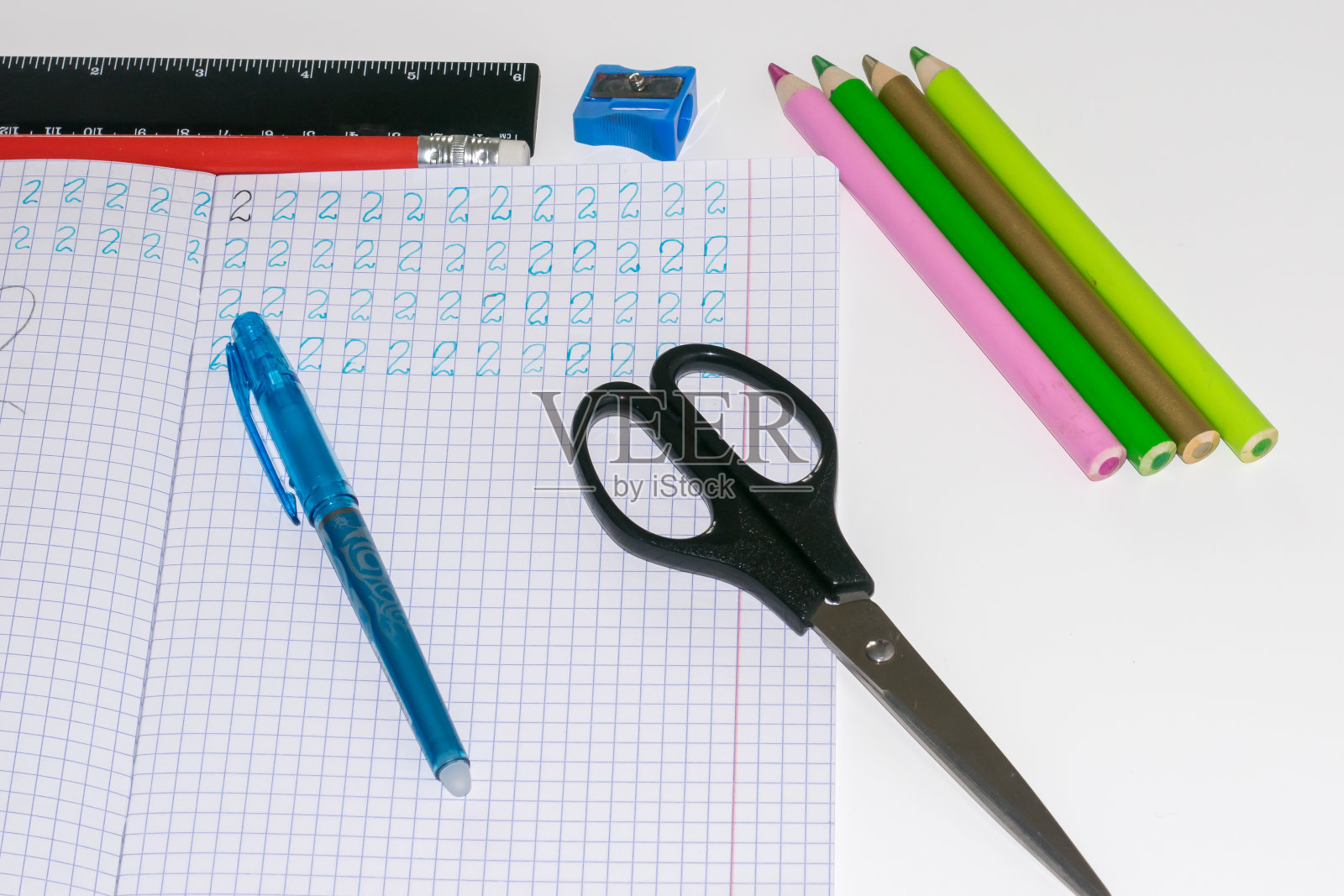看一个写着数字的笔记本，旁边有一支笔，一把尺子，剪刀照片摄影图片