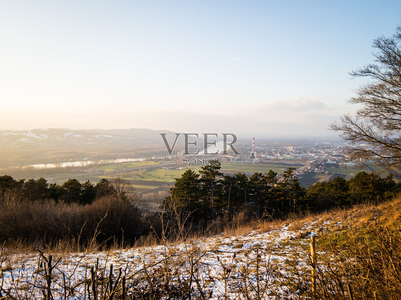 Korneuburg位于Weinviertel地区。美丽的小镇，靠近奥地利维也纳，在欧洲的冬天。照片摄影图片