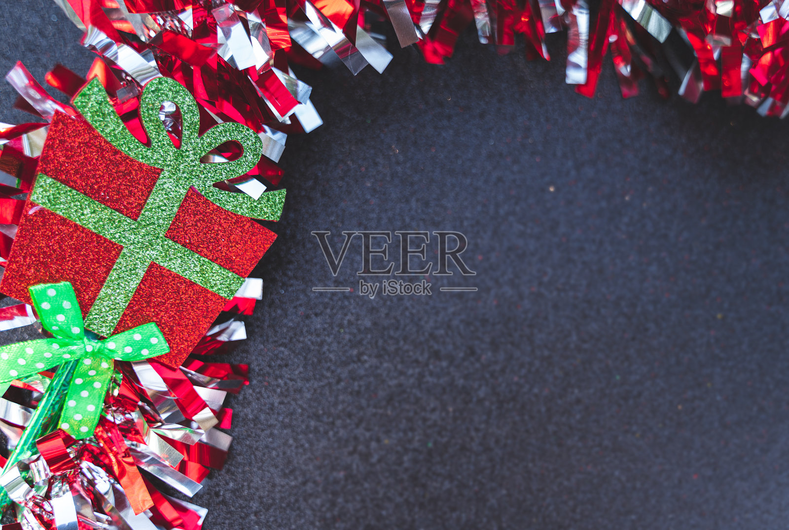 圣诞老人和装饰品在圣诞季节。照片摄影图片