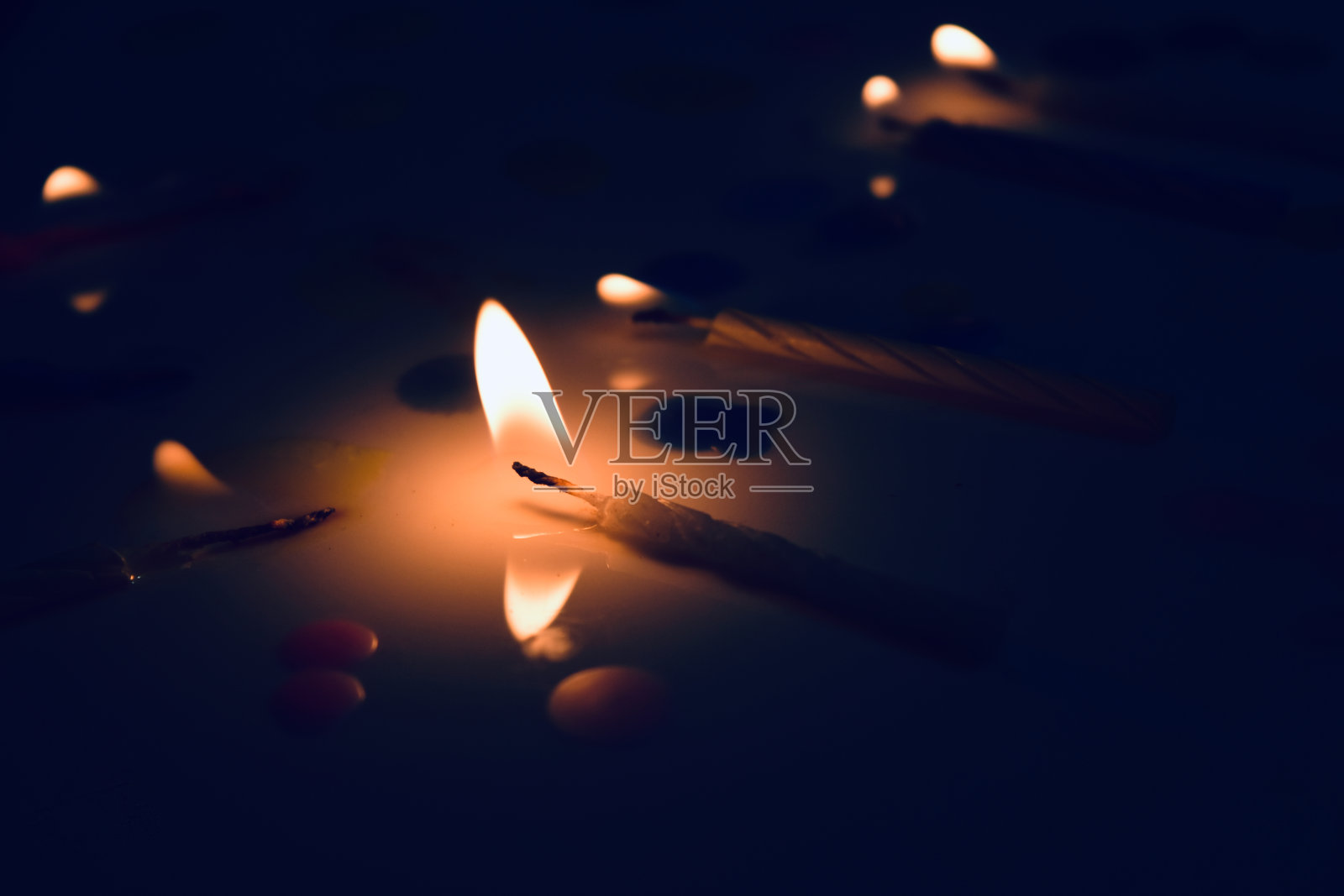 点燃蜡烛的夜晚独特的照片照片摄影图片