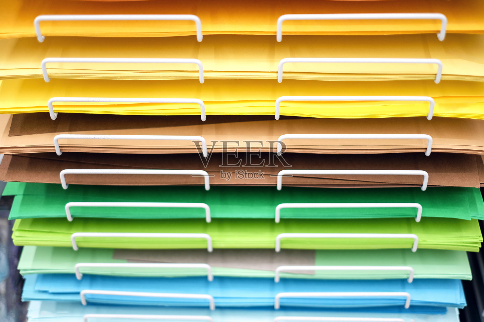 在艺术商店的柜台上用不同颜色的纸做背景照片摄影图片