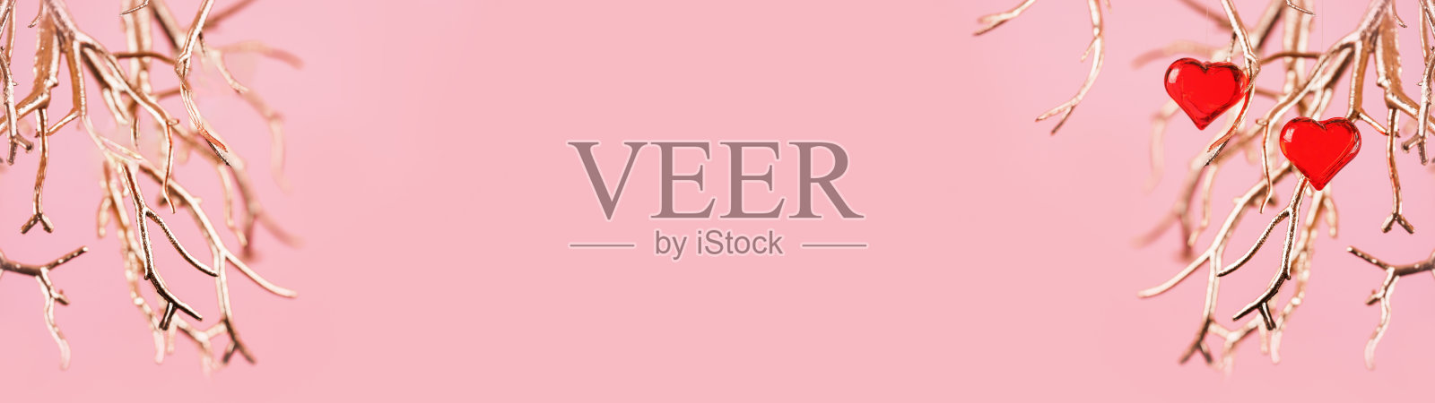 两颗红色的玻璃心挂在金色的树枝上照片摄影图片