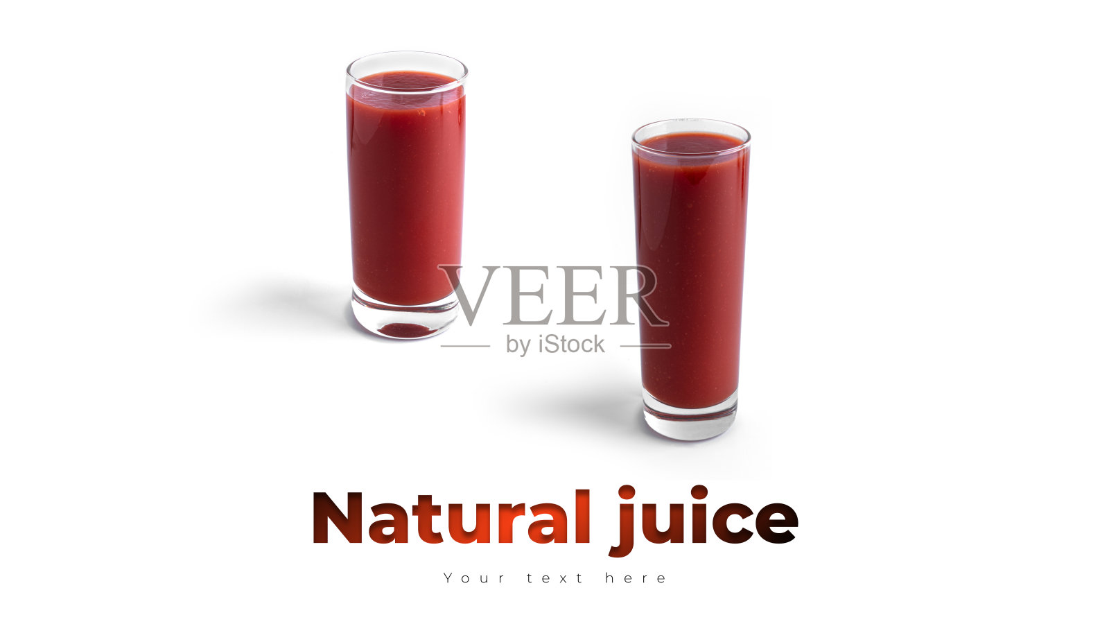 白色背景的玻璃杯里的番茄汁。从上面看照片摄影图片