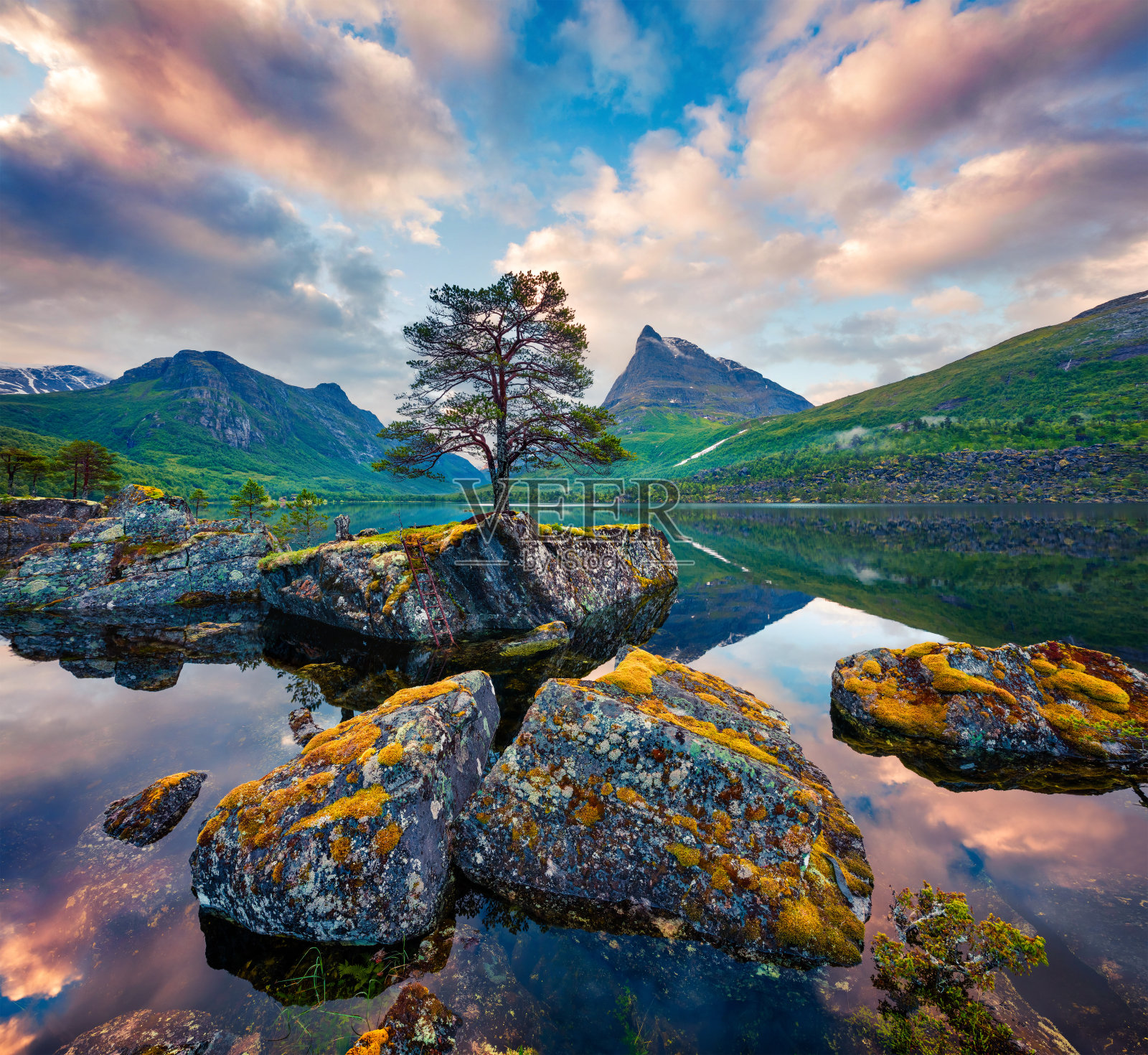 内达尔斯瓦特纳湖上美妙的夏日日出。欧洲挪威多彩的早晨景色。自然美的概念背景。艺术风格后期处理照片。照片摄影图片