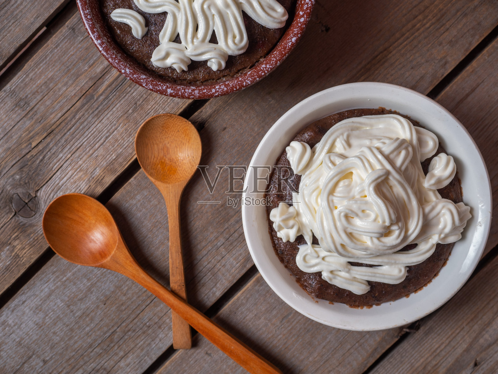 黑麦面包甜点，盛在陶瓷盘子里的鲜奶油汤，两汤匙照片摄影图片