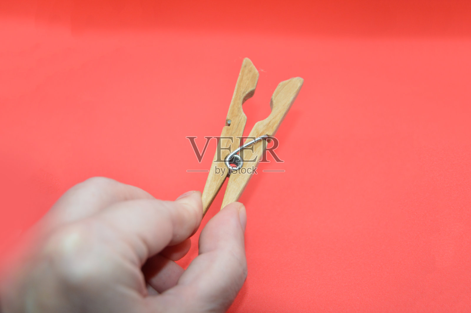 晾衣夹在背景中支撑衣服照片摄影图片