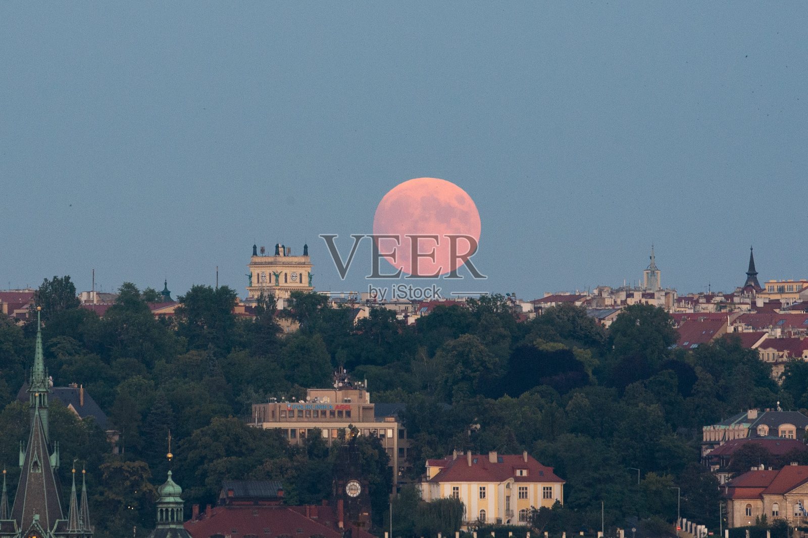 捷克共和国布拉格市可见的血满月照片摄影图片