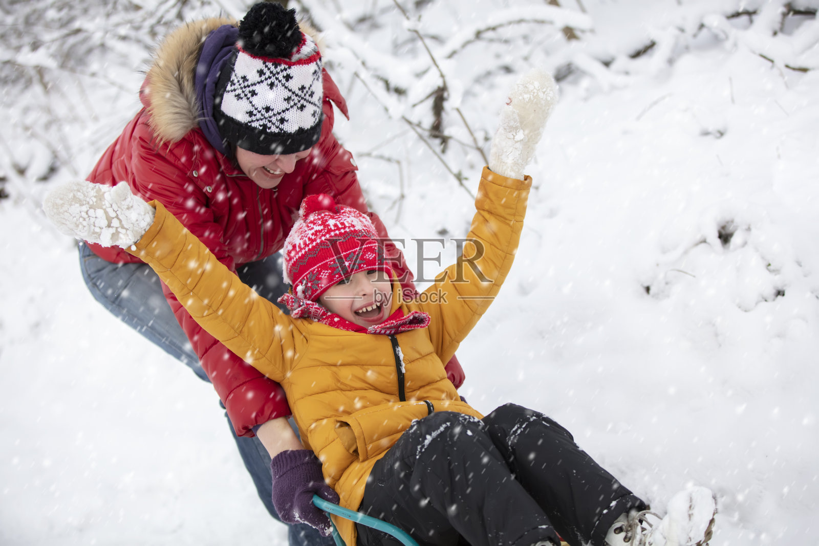 妈妈和儿子去滑雪橇照片摄影图片