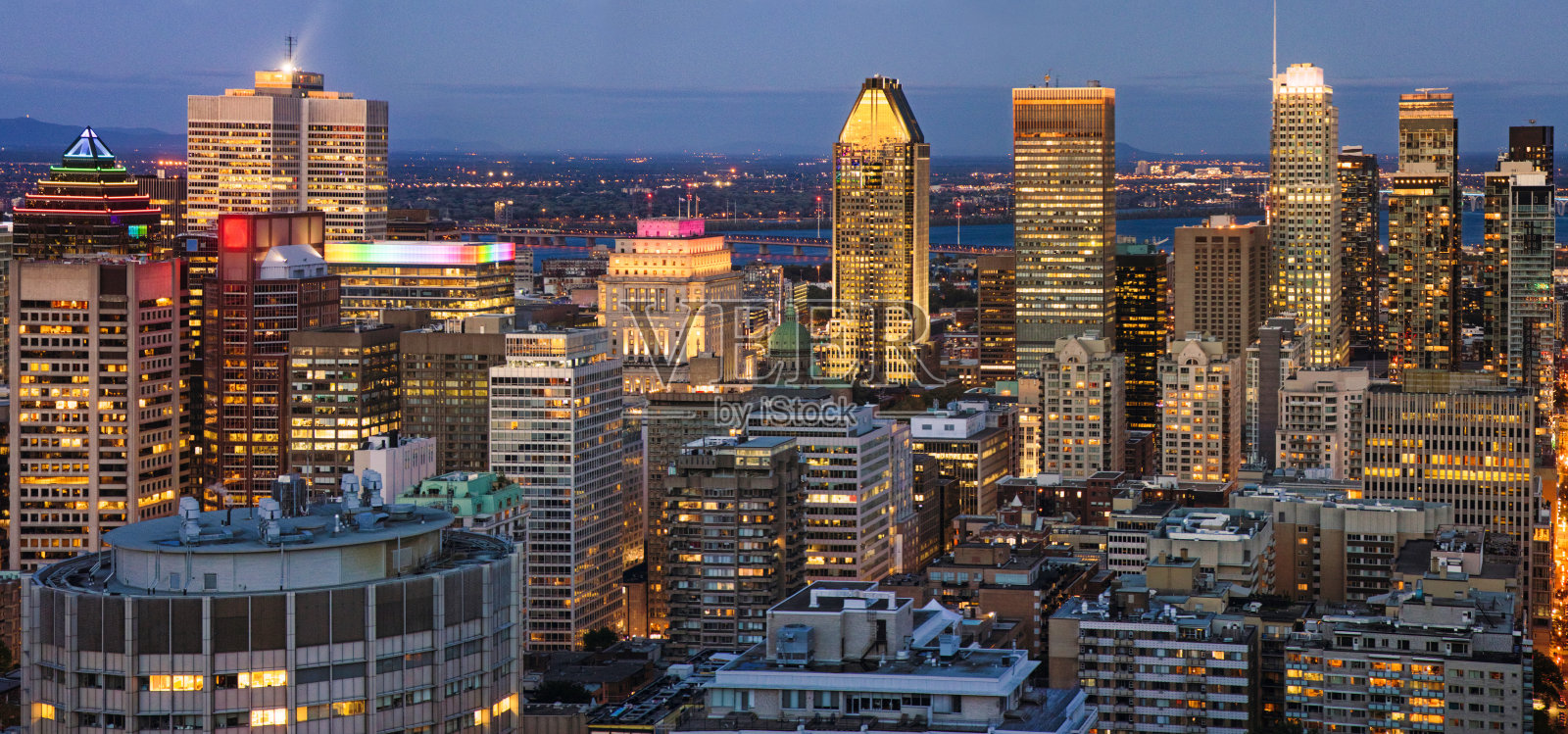 蒙特利尔市中心的夜景包括摩天大楼和圣劳伦斯河照片摄影图片