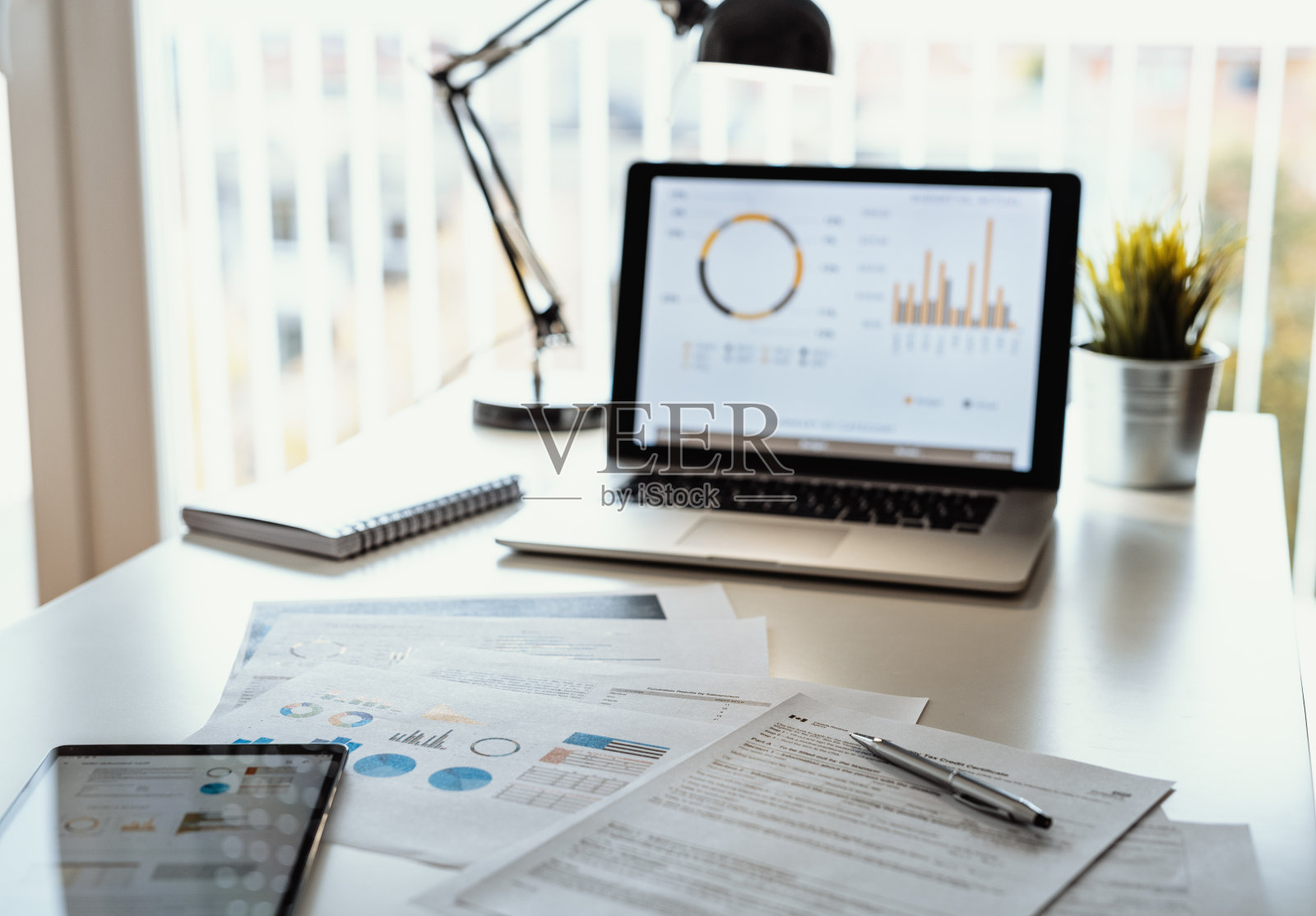 笔记本电脑上的股票交易和成功图表照片摄影图片