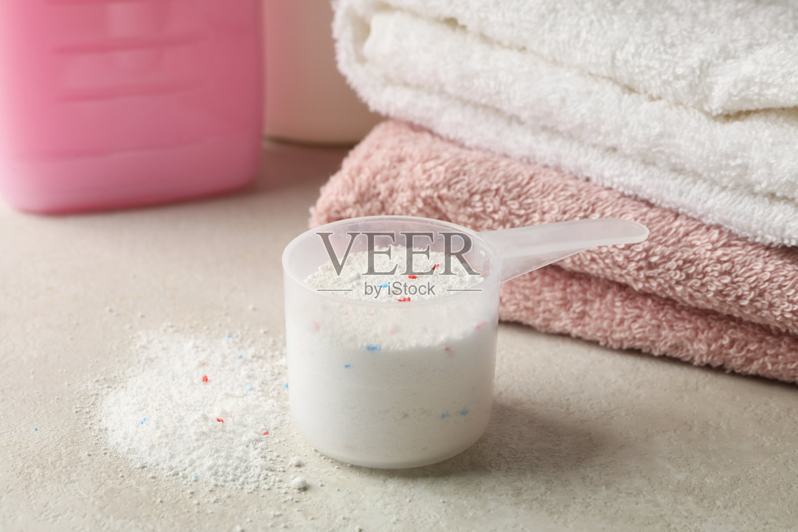 毛巾，洗衣液和一勺粉末，靠近照片摄影图片