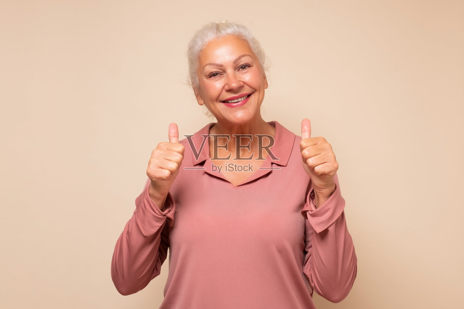 活跃的老妇人竖起大拇指照片摄影图片