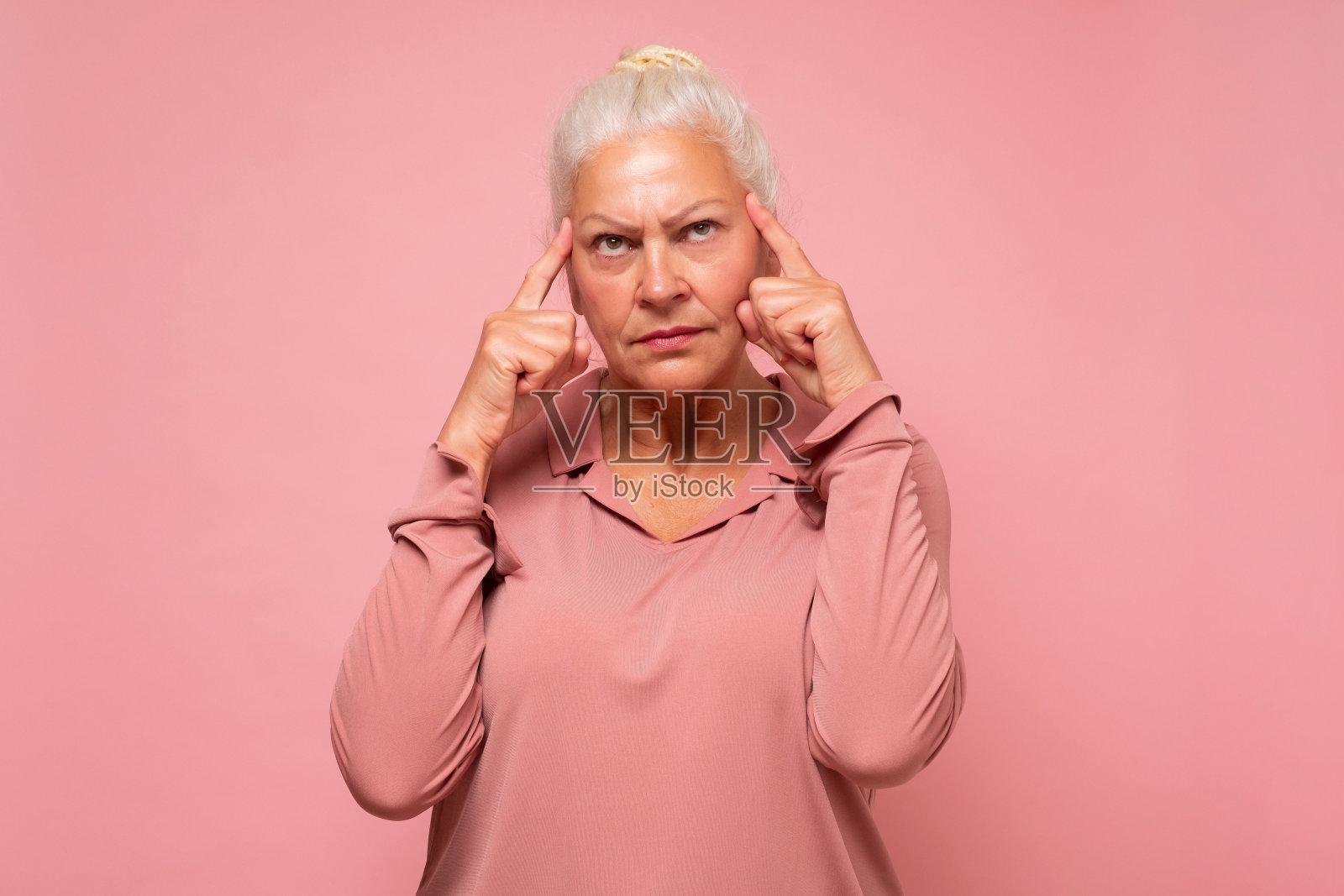 女人有怀疑和困惑，思考一个想法或担心她的家庭照片摄影图片