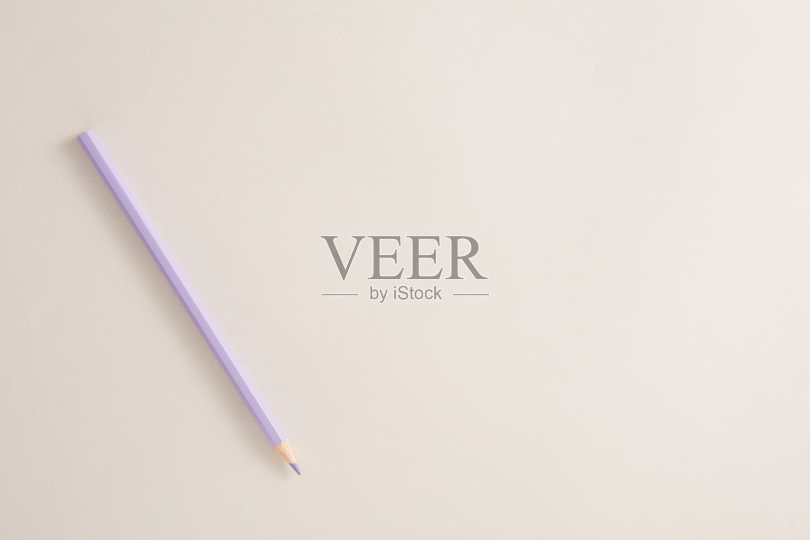 孤立的紫色铅笔，白色背景。照片摄影图片