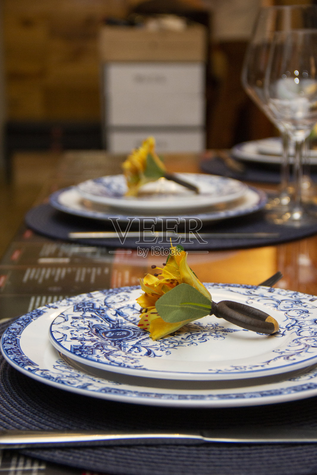 为晚餐和品酒准备碗和盘子的餐桌。照片摄影图片