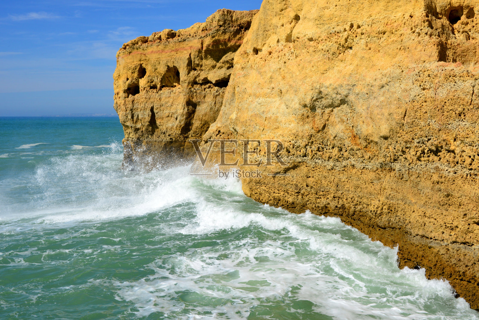 大西洋的海浪拍打着阿尔加塞科悬崖，卡沃埃罗，拉戈阿，阿尔加维，葡萄牙照片摄影图片