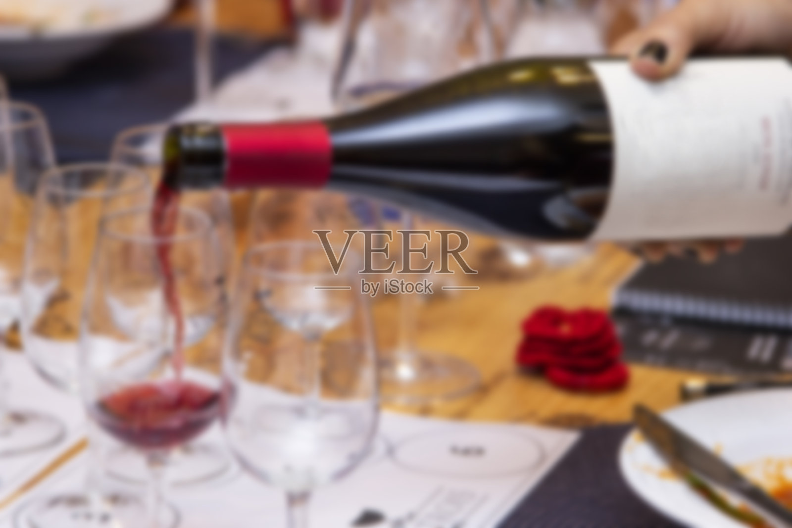 盛在碗里供品尝的酒照片摄影图片