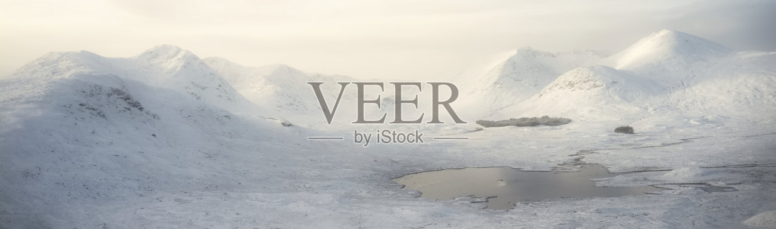 冬季鸟瞰图中，Rannoch Moor和Black Mount被雪覆盖照片摄影图片