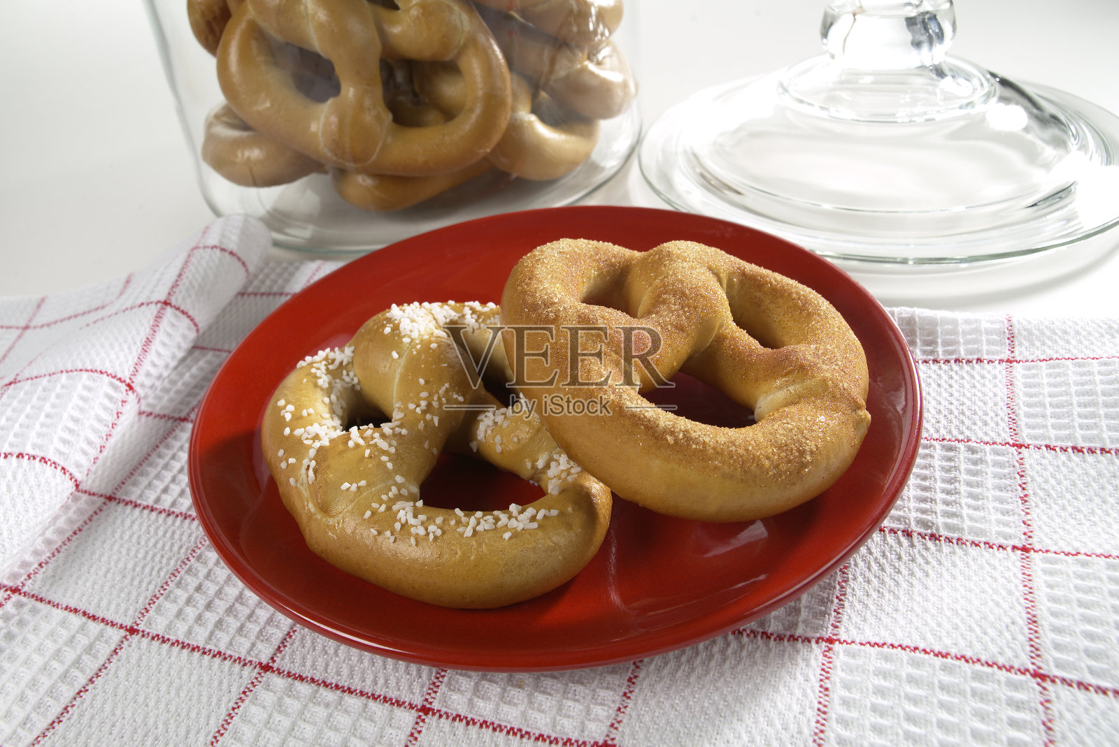 桌上盘子里的甜甜圈特写镜头照片摄影图片